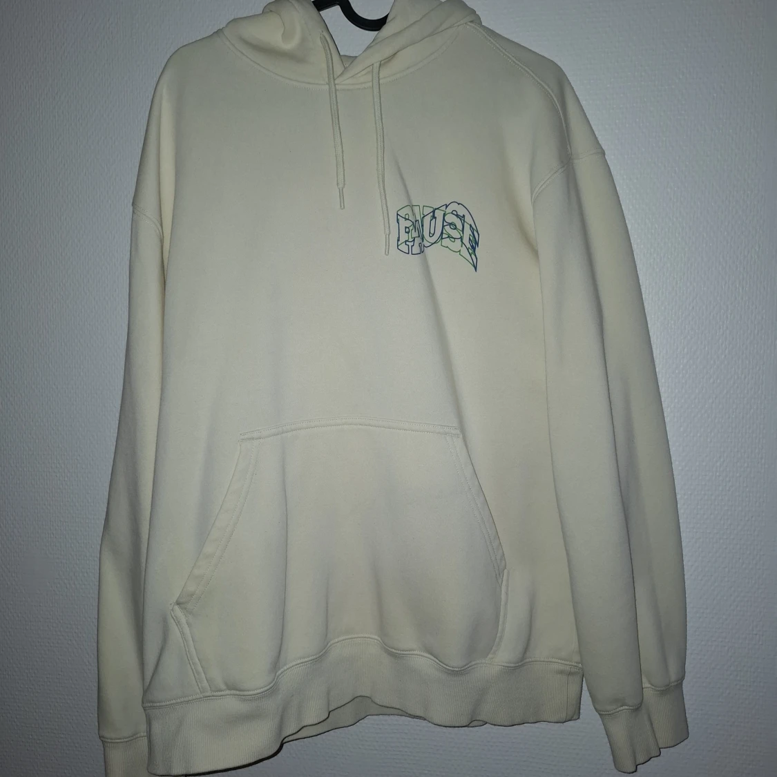 Beige hoodie från H&M med PAUSE-tryck