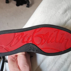 Christian Louboutin svarta - KÖP NU! Snygga Louboutin svarta med röd sula. KÖP NU SKIT BRA PRIS!♨️ TA DET SOM EN INVESTERINGAR!!!💪🏽🐐 Storlek 42 men passar även 43! Skor för MÄN inte för killar🇸🇪 har lagt ut skorna för 3000kr ingen ville köpa så nu ligger dem på 2000kr lycka till!