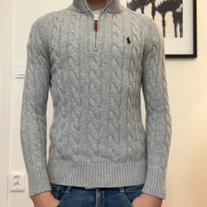 Kabelstickad half zip Ralph Lauren - |Säljer en stilren Kabelstickad halfzip från Ralph Lauren 🏇|Passar perfekt för kommande höst och vinter då den är lite tjockare|Storlek S| Färgen är grå|Fraktar så fort som möjligt med Instabox och PostNord ✉️ 📪 |