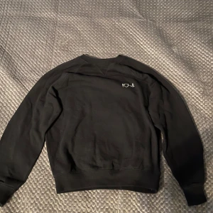 Svart crewneck från Polar Skate Co XS - Svart crewneck-tröja från Polar Skate Co i storlek XS. Tröjan har en enkel design med liten vit Polar-logga broderad på bröstet. Mjuk och skön, perfekt för lager-på-lager. Klassisk passform och rund halsringning.