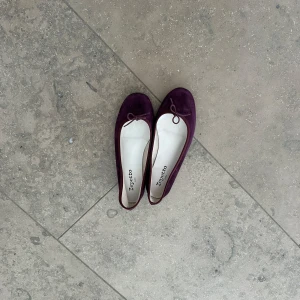 Repetto ballerinaskor  - Söta ballerinaskor från Repetto Paris. Snygg vinröd/mörklila färg. Mycket bra skick, har inga defekter. Storlek 39.