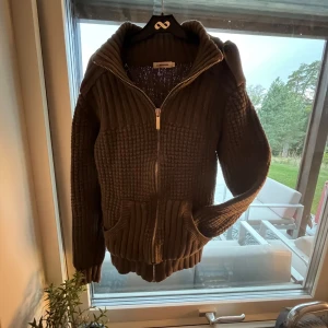 J.Lindeberg stickad tröja  - En riktig fet J.Lindeberg tröja som är i toppen skick. Tröjan sitter slim och tajt i armarna. Den står att vara i storlek S men passar även XS (165-170cm). Det är en J.Lindeberg logga på dragtjedjan. Den är riktigt bekväm och skön. Det är bara att höra av sig för fler bilder och priset är inte hugget i sten! 