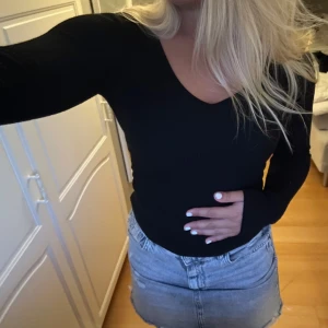 Svart v-ringad topp - V-ringad svart topp 