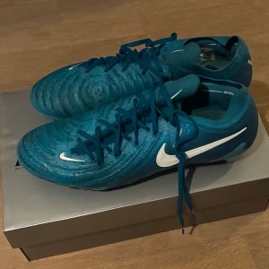 Nike Phantom GX II Elite - Säljer ett par Nike Phantom fotbollsskor som bara används ett fåtal gånger och är i princip nya. Pris kan diskuteras. Vid frågor/funderingar hör av dig!
