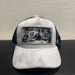 Maggiore Keps Limited Edition S4 C5 - Snygg limited edition keps från Maggiore med motiv av Andy Warhole, S4 C5 Cap. Kepsen är helt i nyskick och aldrig använd. Nypris på Maggiores hemsida är 800kr.