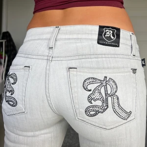 Jeans - Midjemått: 36cm rakt över, innerbenslängd: 85cm 💕