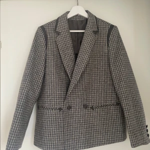 Kavaj houndstooth  - En grå kavaj med houndstooth mönster. Lite tjockare så är perfekt in på hösten.