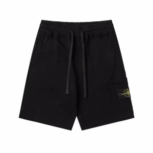 Svarta shorts från Stone Island - Svarta shorts från Stone Island med elastisk midja och snörning. Klassisk patch med logga på benet och praktisk ficka på sidan. Perfekta för chill dagar och streetwear-stil. Mjukt material och loose fit för maximal komfort.