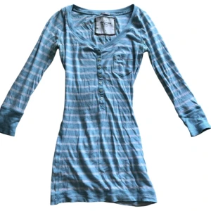 3/4 långärmad tröja Abercrombie & Fitch - 3/4 Långärmad tröja från Abercrombie & Fitch i blått och vitt med ränder. 