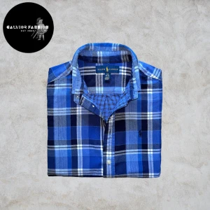 Ralph Lauren skjorta  - Blå-rutig skjorta från Ralph Lauren i storlek L (14-16 år) sitter som ett S/XS. Passar perfekt för sommaren! Skjortan är i mycket bra skick, inga defekter.                                                                                    ~                                                                                                Nypris ca 1200- 1500 kr | vårat pris 495 kr |.     Hör av dig om du vill ha mått eller har andra frågor. Alla följare får rabatt! 