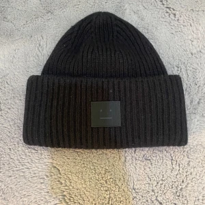 Acne Studios mössa svart - Nästintill oanvänd, säljer pga att den endast samlar damm garderoben. Tveka inte på att dm:a!