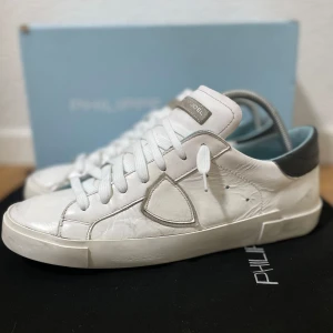 Philippe Model sneakers  - Säljer dessa snygga vita Philippe Model PRSX Low Man sneakers i storlek 43. Skorna är i bra skick och nypriset ligger runt 3500 kr. Orginalbox medföljer vid köp! Hör av er ifall ni har några frågor! 🙌 mvh