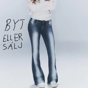 Weekday jeans - Hej! Jag säljer dessa jättesnygga jeans, endast använda en gång, köptes förra veckan, 9 augusti. Säljer då jag inte riktigt kände att de passade in i min stil. Färgen: blue spray-mörkblå. Skulle även kunnda tänka mog att byta med någon som har jeansen på andra sidan, i stl 24/30 eller 25/30! 💞