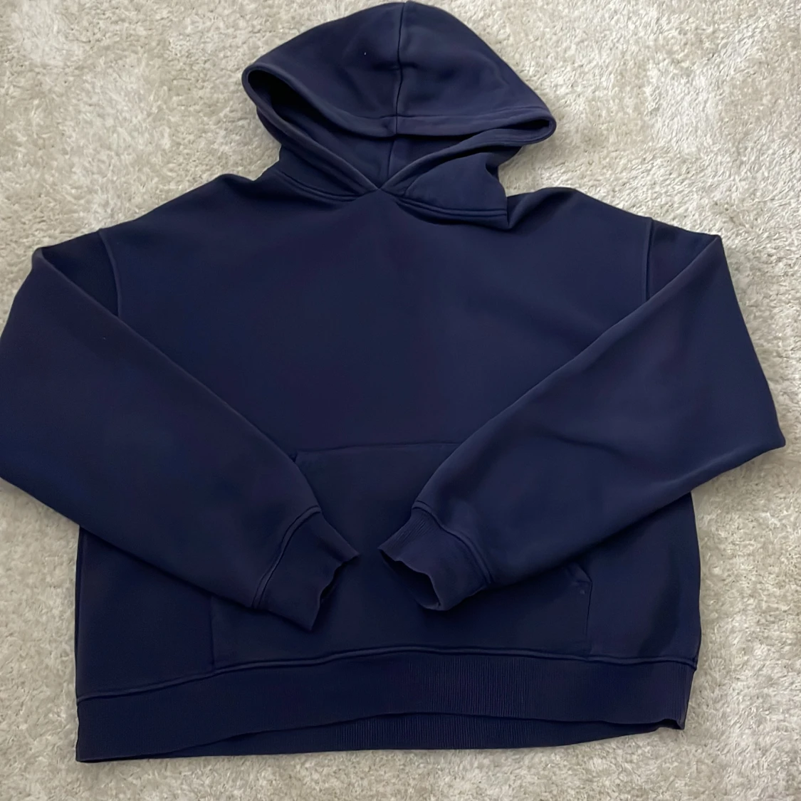 Mörkblå hoodie från Gina tricot