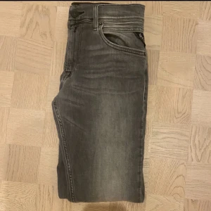 Replay jeans - Säljer dessa gråa replay Wallys jeans i en riktigt fet grå färg. Snyggt tvättade med klassisk femficksdesign. Passformen är slim fit. Det är storlek 158cm men skulle säga att de passar bättre på någon som är ungefär 160-175.  Sitter som W28 L30.        Ifall ni undrar något så är det bara st skriva i annonsen så svarar jag så snabbt jag kan.                Mvh Moses