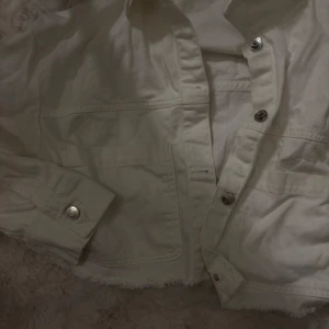 Jeans jacka  - Fin men har en liten fläck vid armen.
