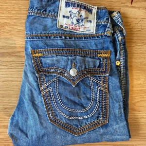True Religion Jeans Mega T - Feta true religion jeans, straight, storlek 33, bra skick,  45cm midja, 101cm längd, 71cm innerben, 21.5cm ben öppning. 