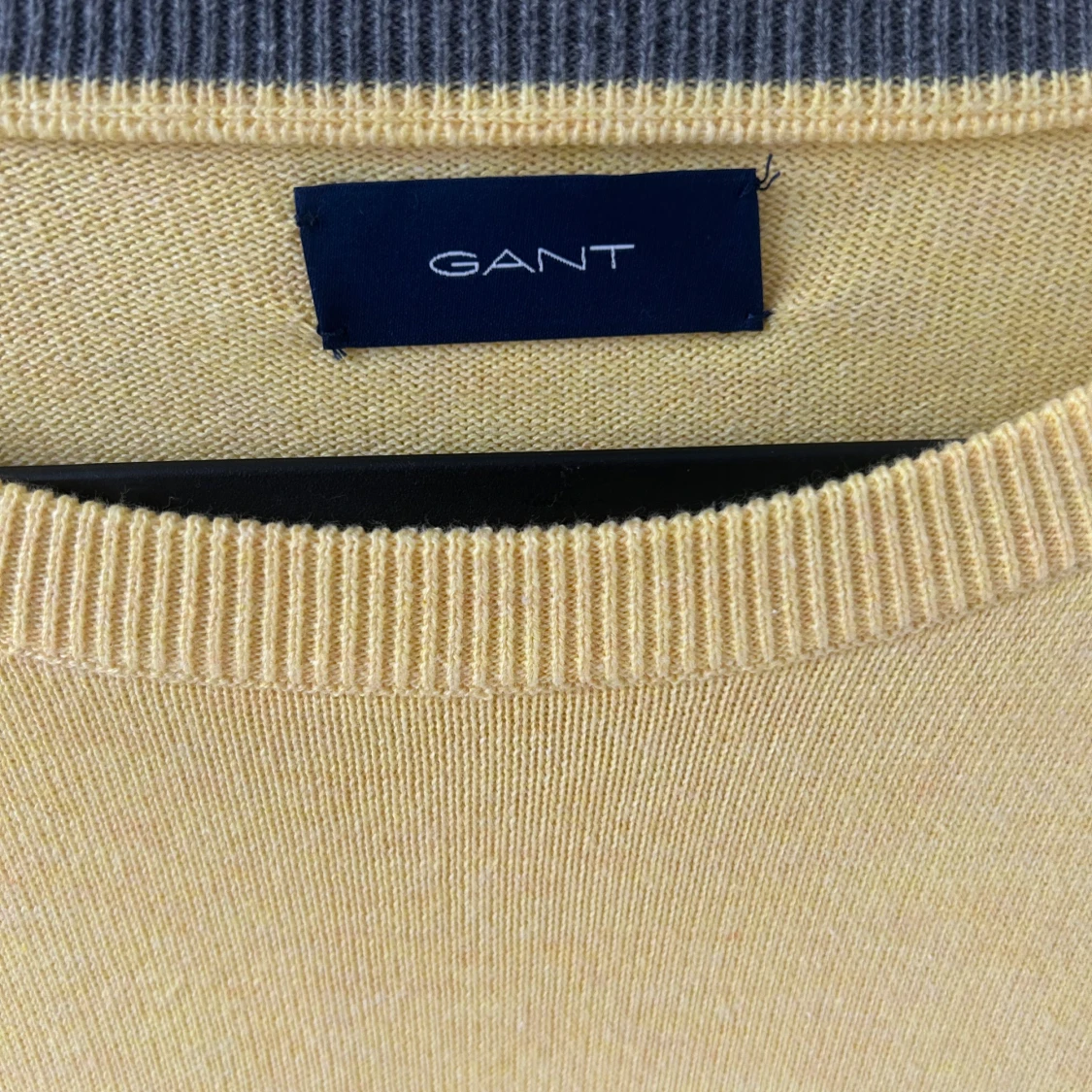 Gul stickad tröja från GANT - 1