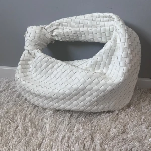 Söt och trendig vit väska - Helt oanvänd och rymlig vit handväska från Boohoo.  (Ögonfransböjaren tillkommer inte, endast för att visa storlek på väskan)  Pris kan diskuteras❤️