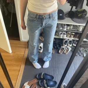 Straight jeans - Ginatricot - Jeans i ljusblå tvätt. Modellen har rak passform, normal midja och fyra fickor. Perfekta för dig som gillar en chill och tidlös stil.