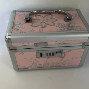 Smyckes låda med örhängen  - Kontakta om intresse