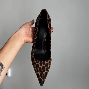 Leopard print heels - I've worn them once inside, very good condition! I bought it for ~350kr.