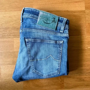 Jacob cohen jeans  - Jacob cohen jeans! Storlek-33, benlängd- 101 cm midja- 43 cm - Modell 622, slim fit passform. Nypris 5000 - Vestiticloset