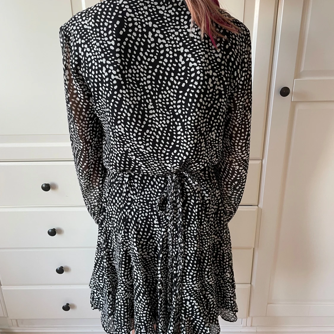 Svartvit prickig kortklänning från Zara - 1