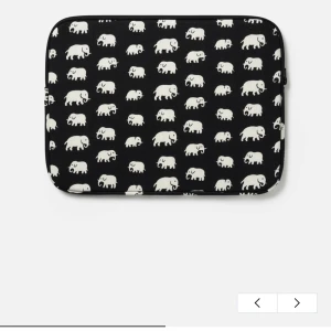 Svenskt tenn datorfodral svart 🖤 - säljer mitt skit snygga svenskt tenn datorfodral för att det inte kommer till användning tyvär 😔. Det är topp skick då jag använt det max 3 gånger, inga fläckar inga repor, nästan nytt. Storleken är 38 x 28 cm så det är jätte praktiskt då man får plats med dels sin dator men också lite mer grejer! Ny priset var 1500 men släpper för 1000, kom privat för bilder. 💕