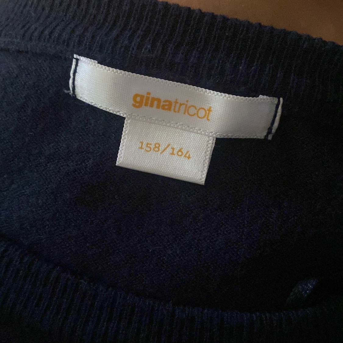 Mörkblå stickad tröja med stjärna