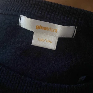 Mörkblå stickad tröja med stjärna - Säljer en mörkblå stickad tröja från Gina Tricot med en stor vit stjärna på bröstet. Tröjan har rund hals, långa ärmar och ribbade muddar vid ärmslut och nederkant. Perfekt för dig som gillar coola detaljer och vill sticka ut lite extra. (Tröjan ska tvättas för att försöka få bort fläcken i mitten av stjärnan)