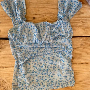 Söt topp - Söt topp från gina tricot! Säljer då den inte kommer till användning🌺💓