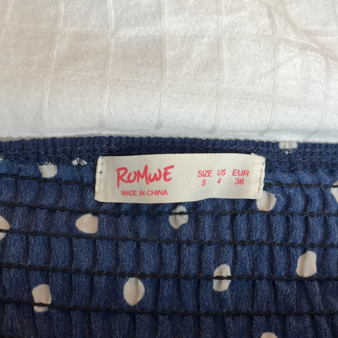 Mörkblå prickig blus från Romwe - 2