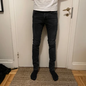 Nudie Jeans - Säljer dessa nudie jeans i storlek W29 L32.. Jeansen har inga tecken på användning och kostar 349kr inklusive fri frakt. Nypris på dessa ligger på runt 1600kr. Hör av er vid frågor eller funderingar.