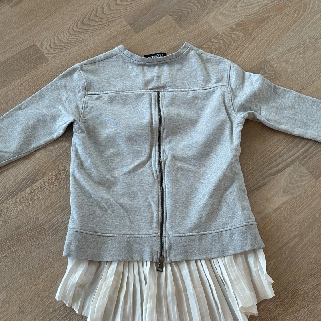 Grå tröja med plisserad nederdel Karl Lagerfeld - 3