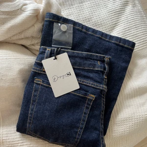 Bootcut jeans från DesignSi, mörkblå - Nytt Snygga mörkblå bootcut jeans från DesignSi 