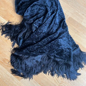 Sammetssjal ”burnout” från Killstar - Stor sjal med burnout-mönster och långa fransar. 