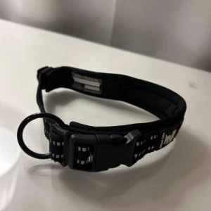 Vadderat Halsband Feel Active - Vadderat hundhalsband med reflexdetaljer i storlek 30-40 cm.
