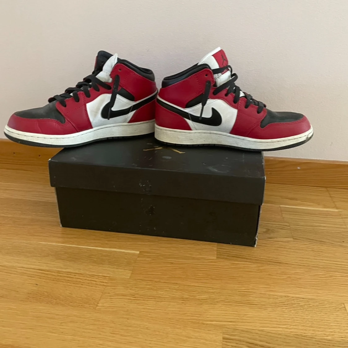 Jordan 1 Mid Röd, Vit och Svart - 2