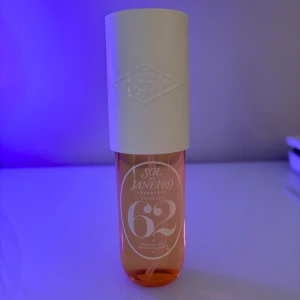 Sol de Janeiro 62  - Säljer parfymen då den inte används, har använt den några fåtal gånger så den är inte helt full. (90 ml)  Nypris: 300