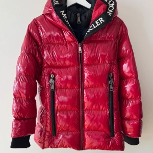 Röd dunjacka med huva XS/S - Använd men o.