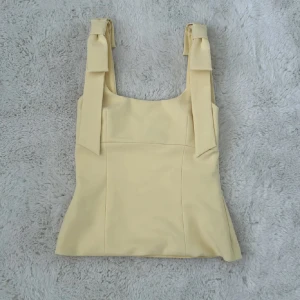gul korsett topp - gul korsett topp från zara, aldrig använt! nytt skick