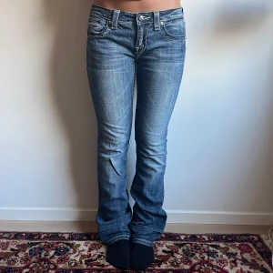 Miss Me Jeans bootcut med detaljer - Säljer dessa snygga bootcut Miss me Jeans som jag köpte här på Plick för 900 kr, men säljer nu vidare för 500 kr! Pris kan diskuteras vid snabb affär.💗