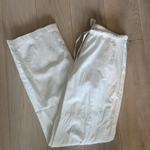 Vita linnebyxor från Junkyard XS - Snygga vita linnebyxor från Junkyard i storlek XS. Byxorna har rak passform, elastisk midja med snörning och är tillverkade i mjukt linne. Perfekta för chill dagar och har en clean look som är lätt att matcha med sneakers eller sandaler. Perfekt nu innan de blir för kallt 🤍endast testade!