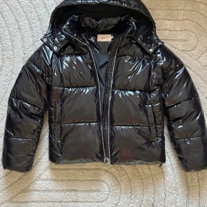 Svart puffer jacket  - Superfin puffer jacket från Nelly i svart. Jätteskön, varm och perfekt som vinterjacka ❄️ Passar både till vardags och när det är riktigt kallt ute. HELT NY!. Säljer den för den liggde bara i garderoben💕