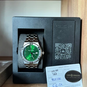 Maurice Lacroix Aikon - Säljer en tvärfet klocka från Maurice Lacroix med grön urtavla som sticker ut! Köpt för 12 000kr och hållts i bra skick! Kan gå ned någorlunda vid snabb affär! Byten kan också vara intressant!