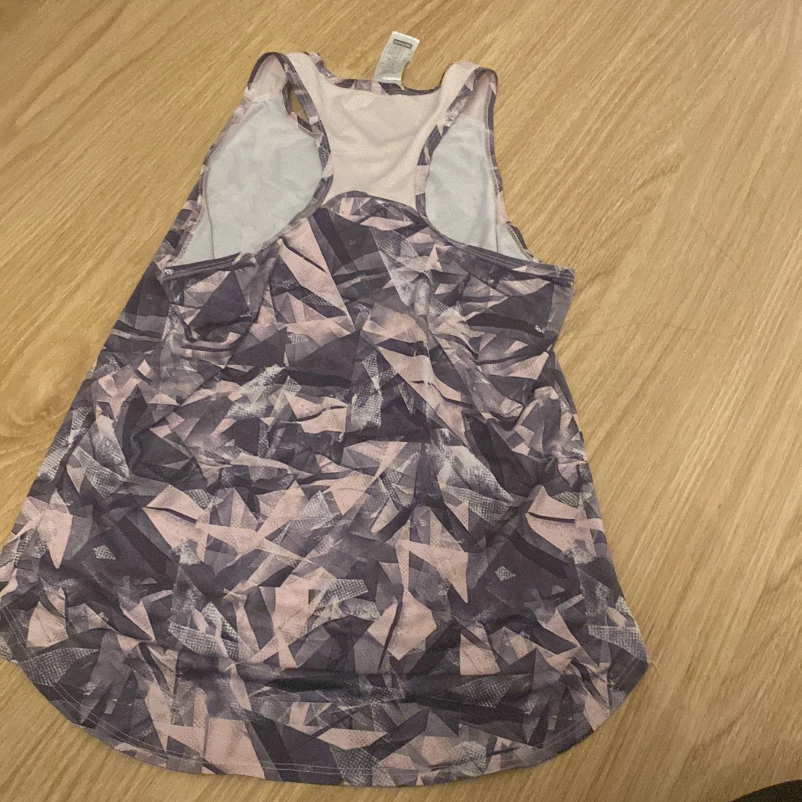 Mönstrad träningstopp i lila och rosa - 1