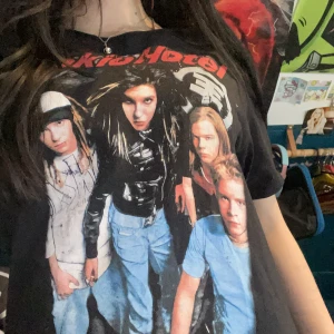 Tokio hotel tröja  - fett snygg tokio hotel tröja med uppklippt rygg. skriv för mer bilder/info. pris kan diskuteras 