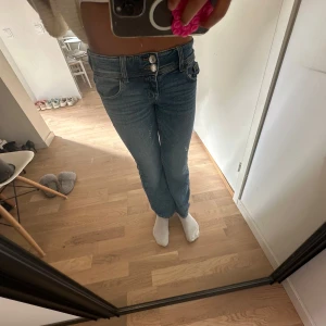 Blå jeans från Gina Tricot, strl 146 - Snygga blå jeans från Gina Tricot i storlek 146. Modellen har normal passform med raka ben/bootcut och klassisk femficksdesign. Jeansen har dubbla knappar i midjan och är tillverkade i mjukt denimtyg. Perfekta för dig som gillar enkel och stilren look.Tyvärr har jeansen blivit för små så de är därför jag säljer dem!!