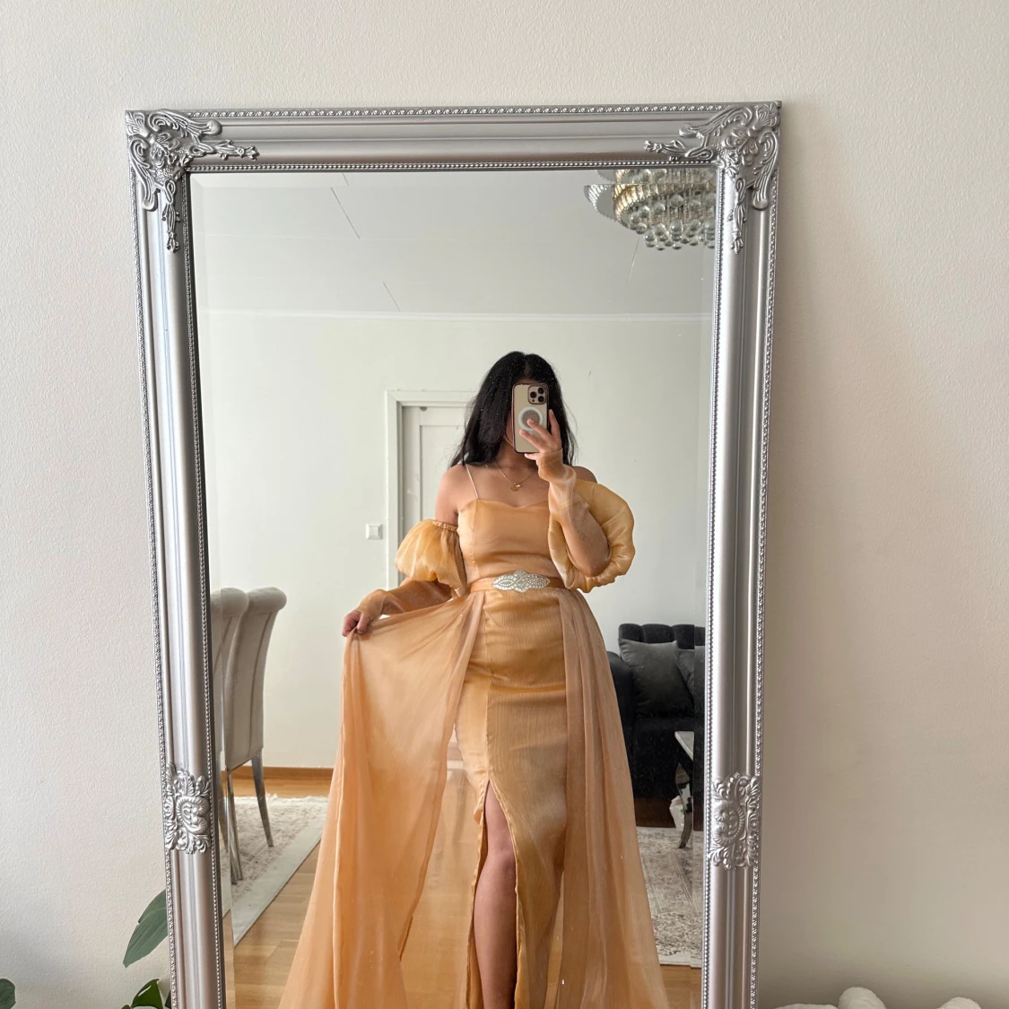 Champagnefärgad långklänning med puffärmar - 1